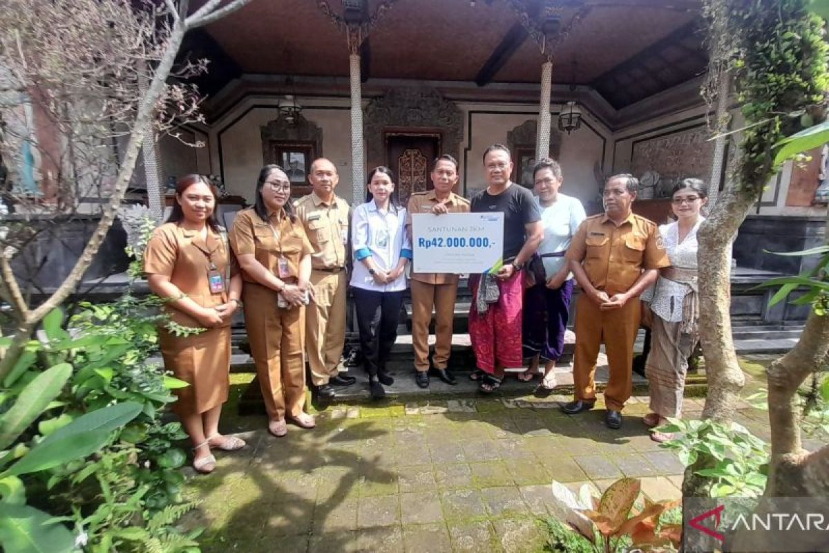 Disnaker Gianyar berikan santunan kematian seniman drama gong