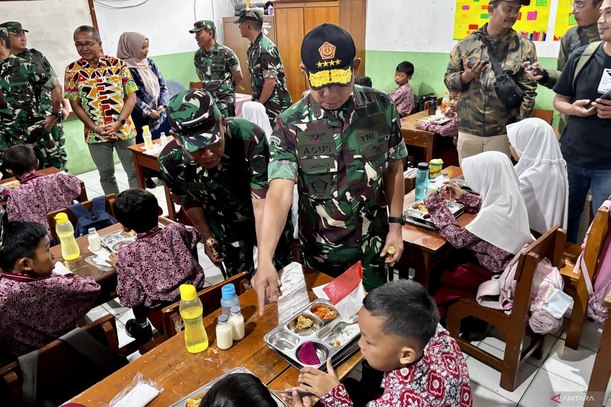 Panglima TNI tinjau pelaksanaan Makan Bergizi Gratis di Kota Cimahi