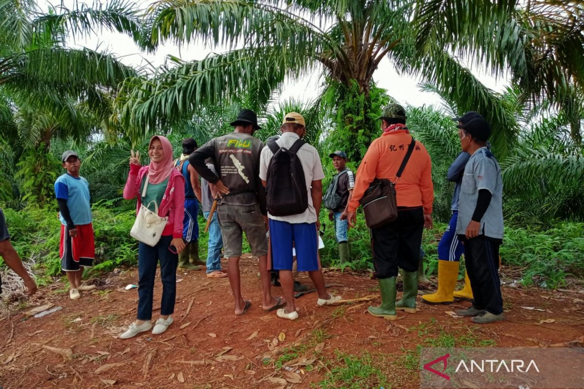 Mukomuko serahkan data penerima perhutanan sosial ke polisi