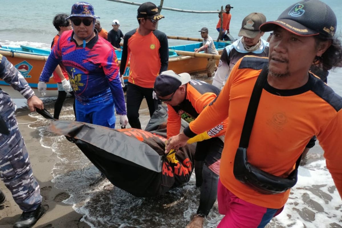 Tim SAR temukan wisatawan yang terseret ombak di Pantai Madasari Pangandaran