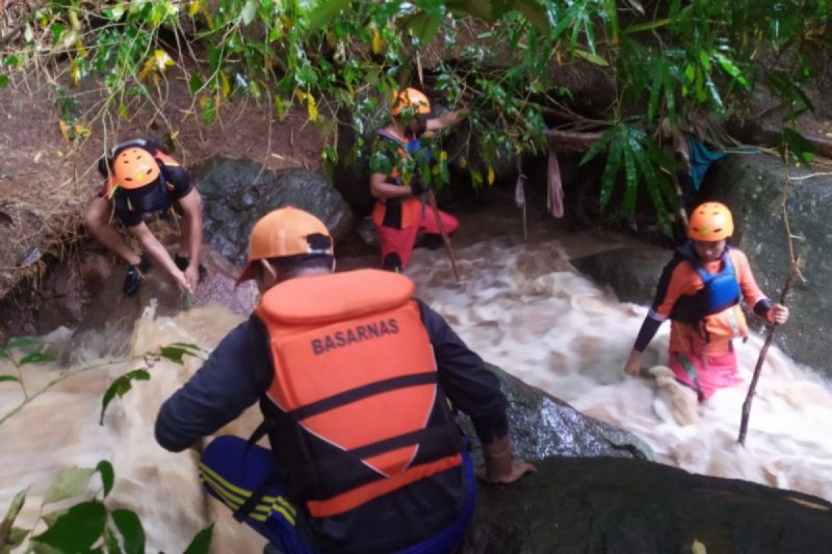 Tim SAR mencari seorang anak yang hilang terseret arus sungai di Flotim