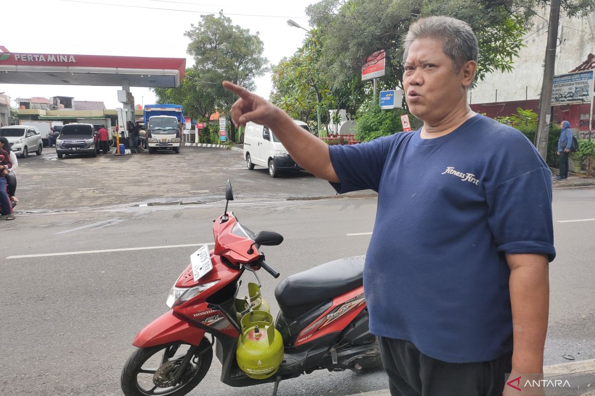 Elpiji 3 kg langka, pedagang warteg di Kedoya masak pakai kayu bakar