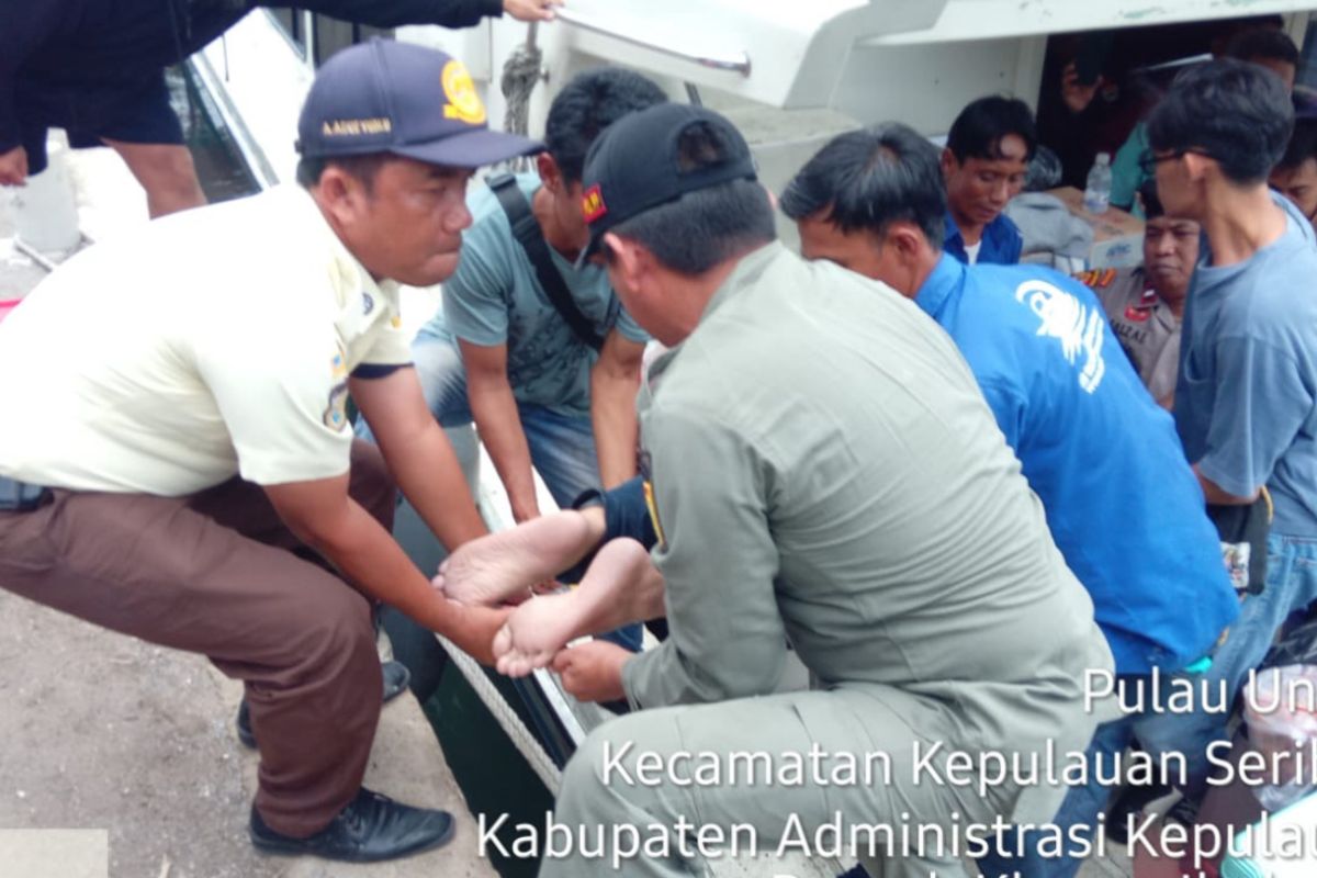 Penumpang kapal patah pinggang akibat ombak besar di Kepulauan Seribu