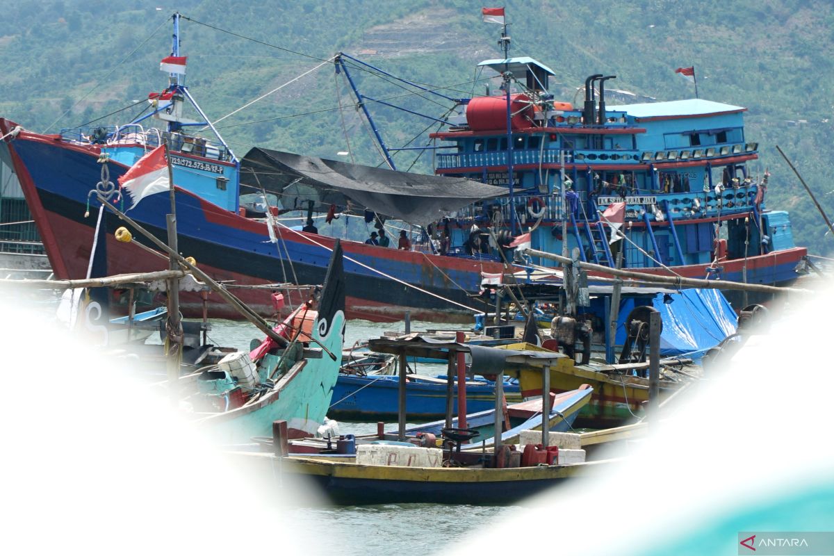 Sejumlah kapal besar berlindung di Teluk Popoh imbas cuaca buruk