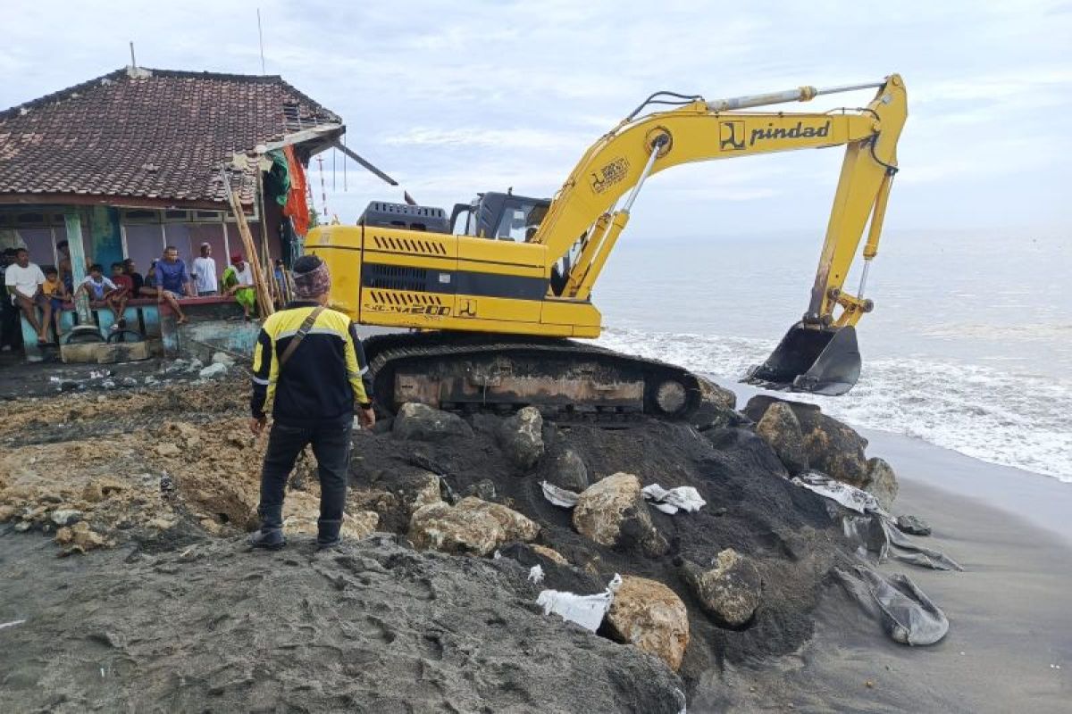 Pemkot Mataram buat tanggul atasi abrasi di tiga titik pesisir pantai