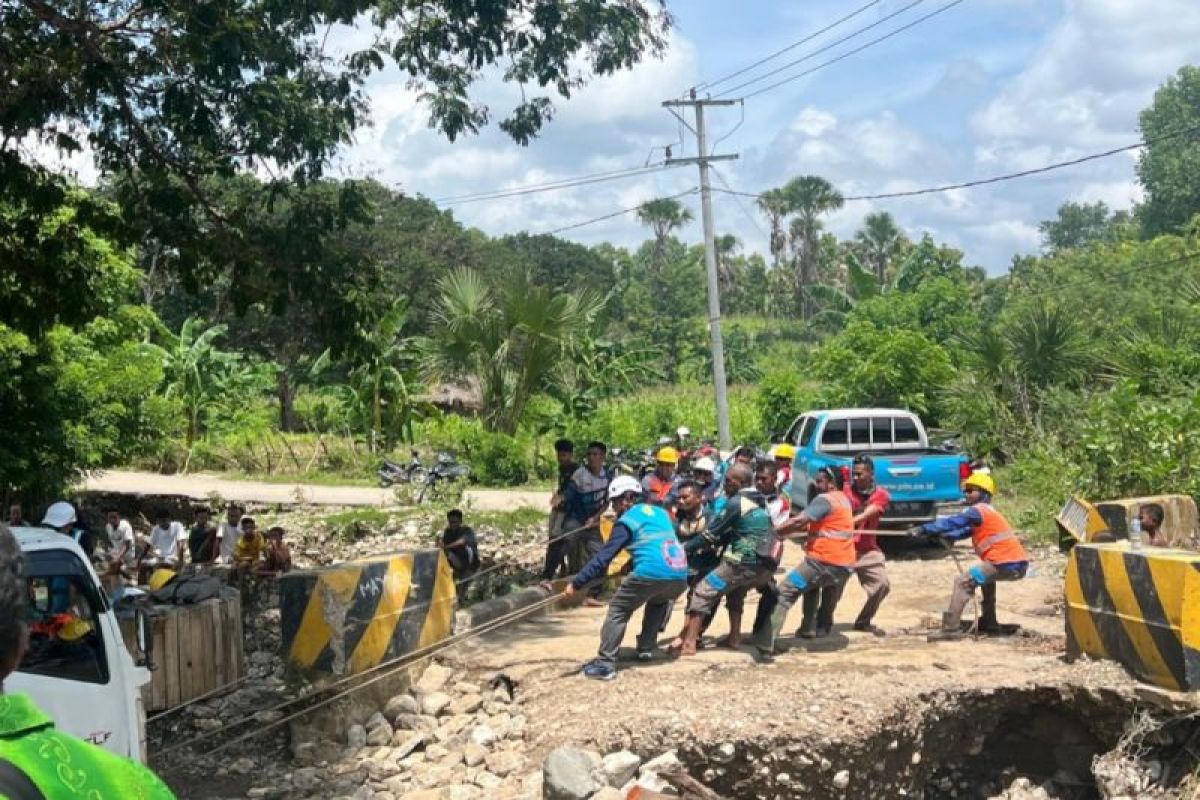 PLN NTT pulihkan jaringan kelistrikan di lokasi bencana