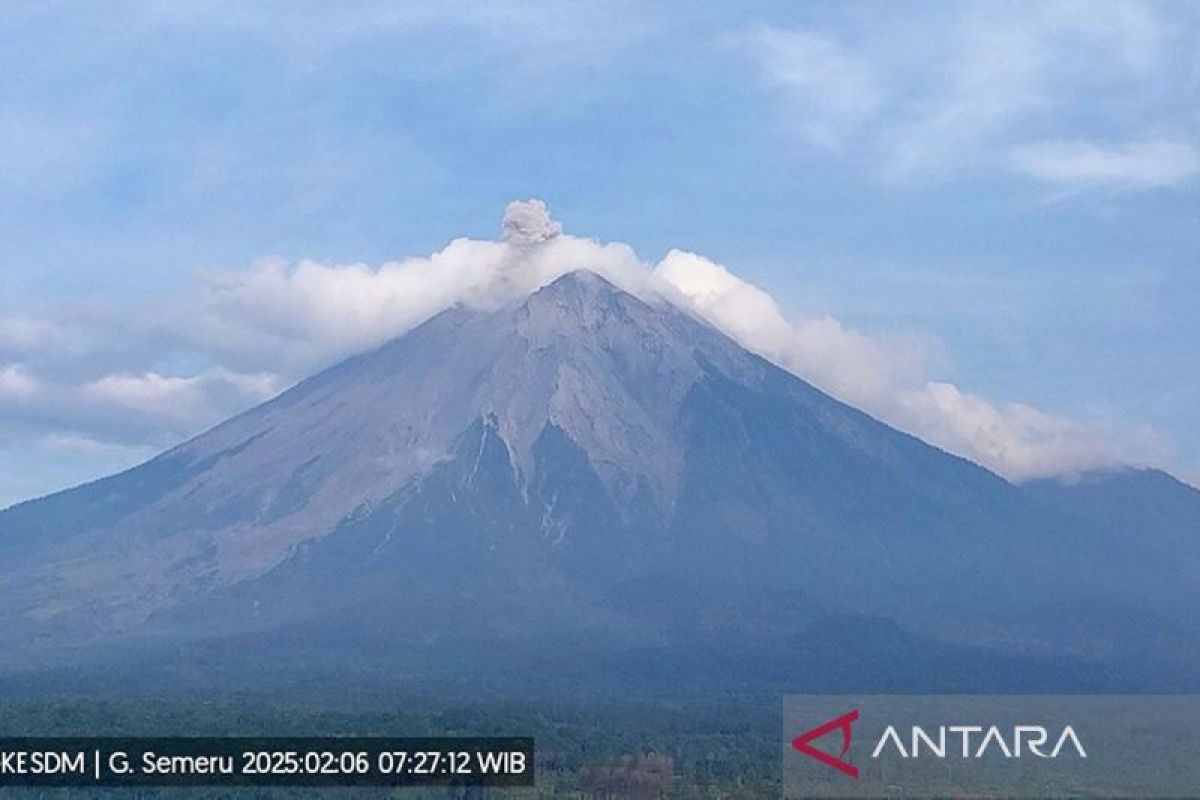 Gunung Semeru erupsi dengan letusan 400 meter di atas puncak