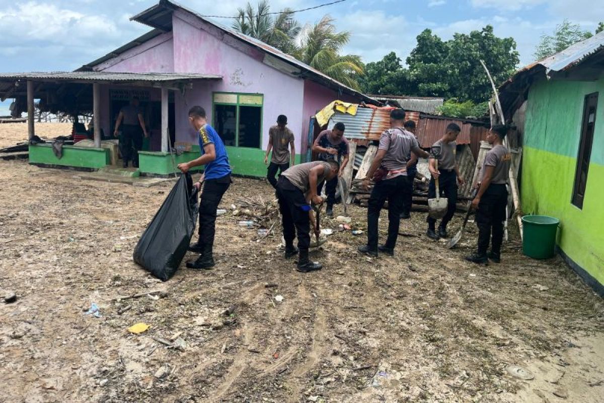 Polairud Polda NTT bantu bersihkan rumah korban banjir rob