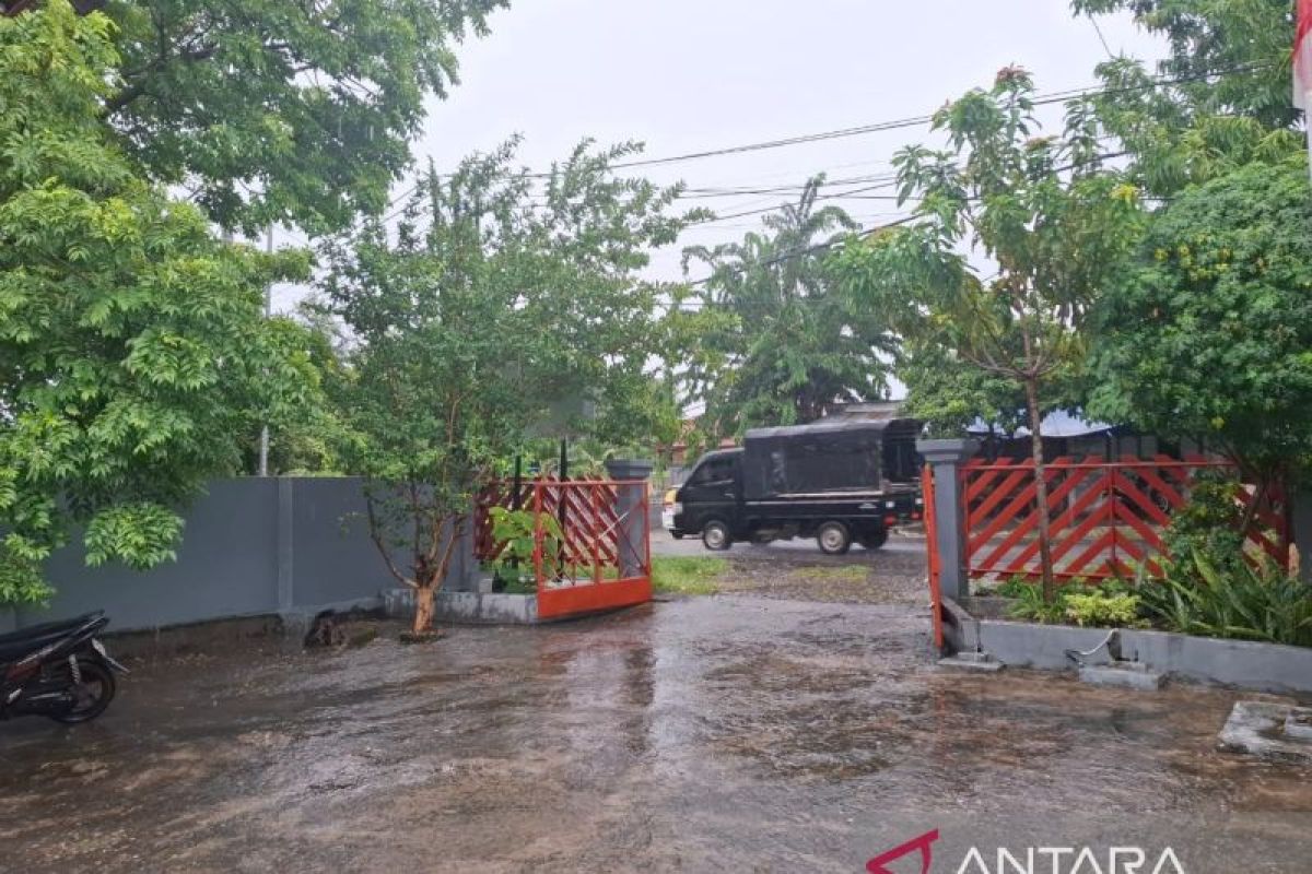 Angin kencang dan hujan lebat melanda Kota Kupang