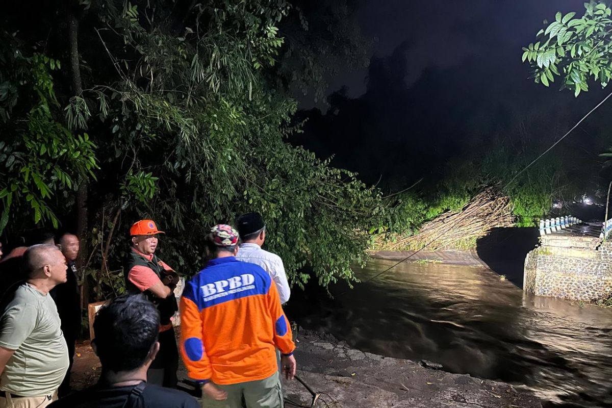 Ratusan warga Probolinggo terisolir akibat jembatan putus diterjang banjir