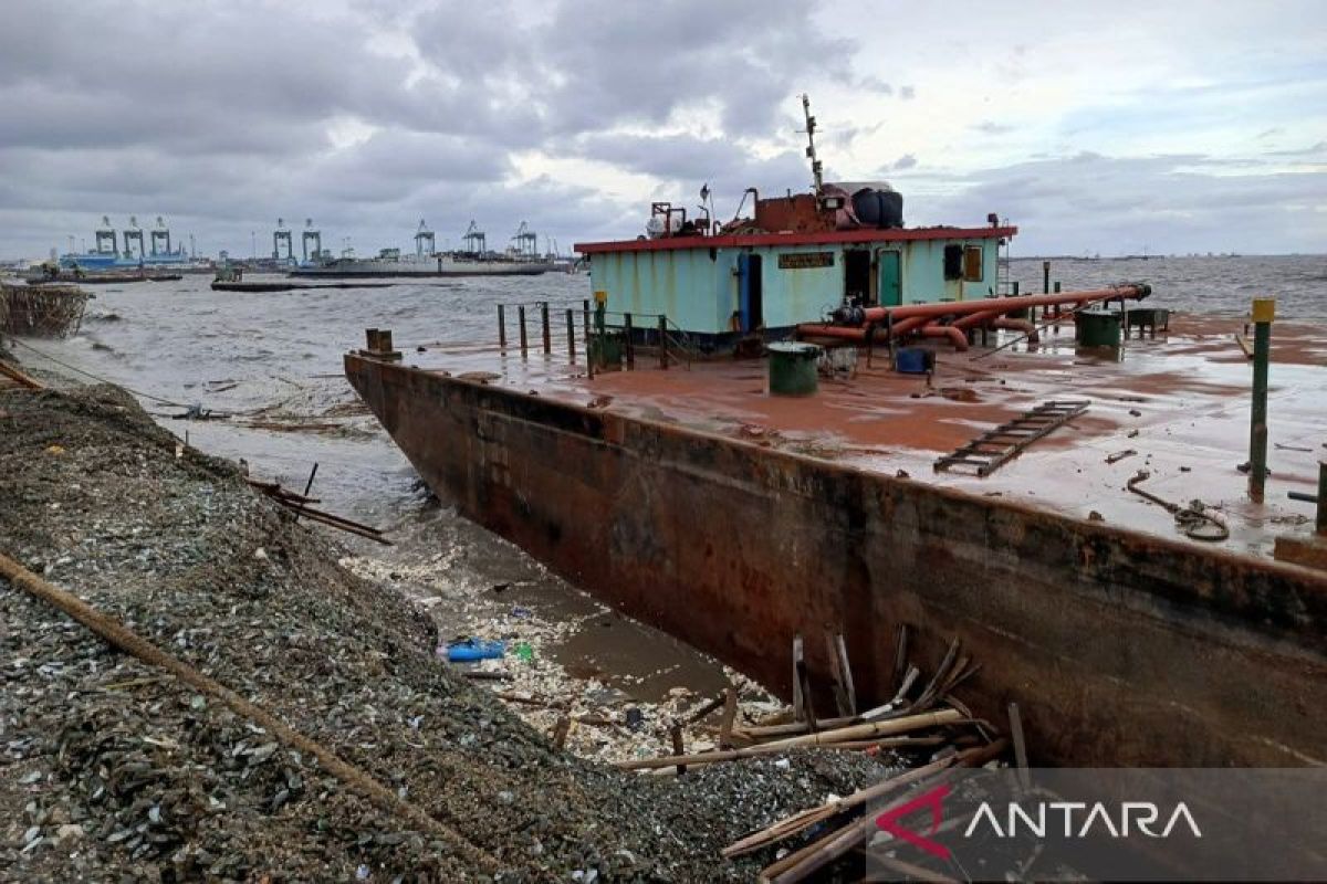 Kapal tongkang terdampar di Cilincing akibat angin kencang