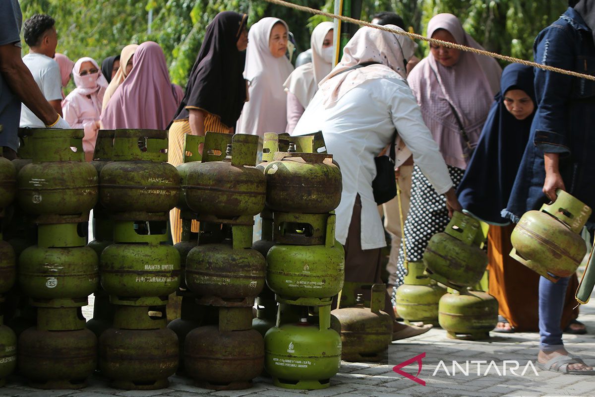 FOTO - Antre gas elpiji subsidi di Pasar Tani Aceh