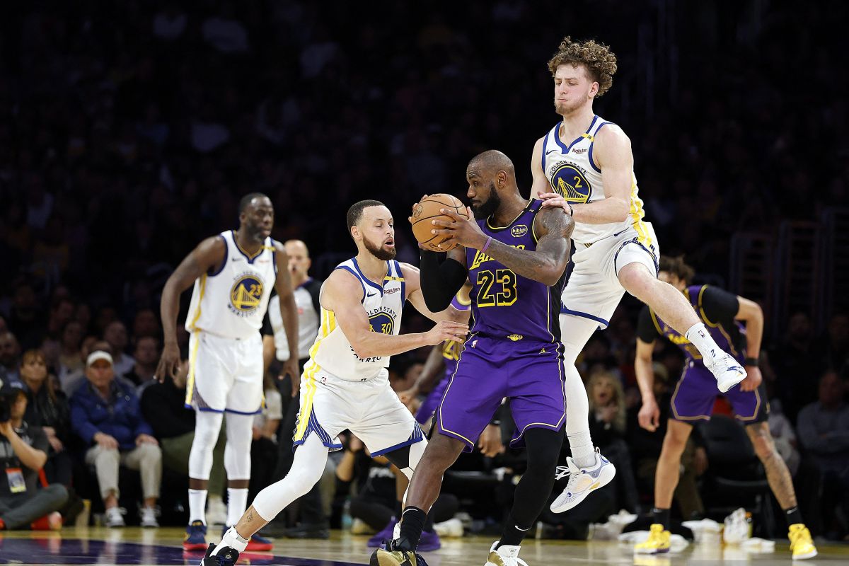 James sumbang 42 poin untuk pimpin Lakers tundukkan Warriors 120-112