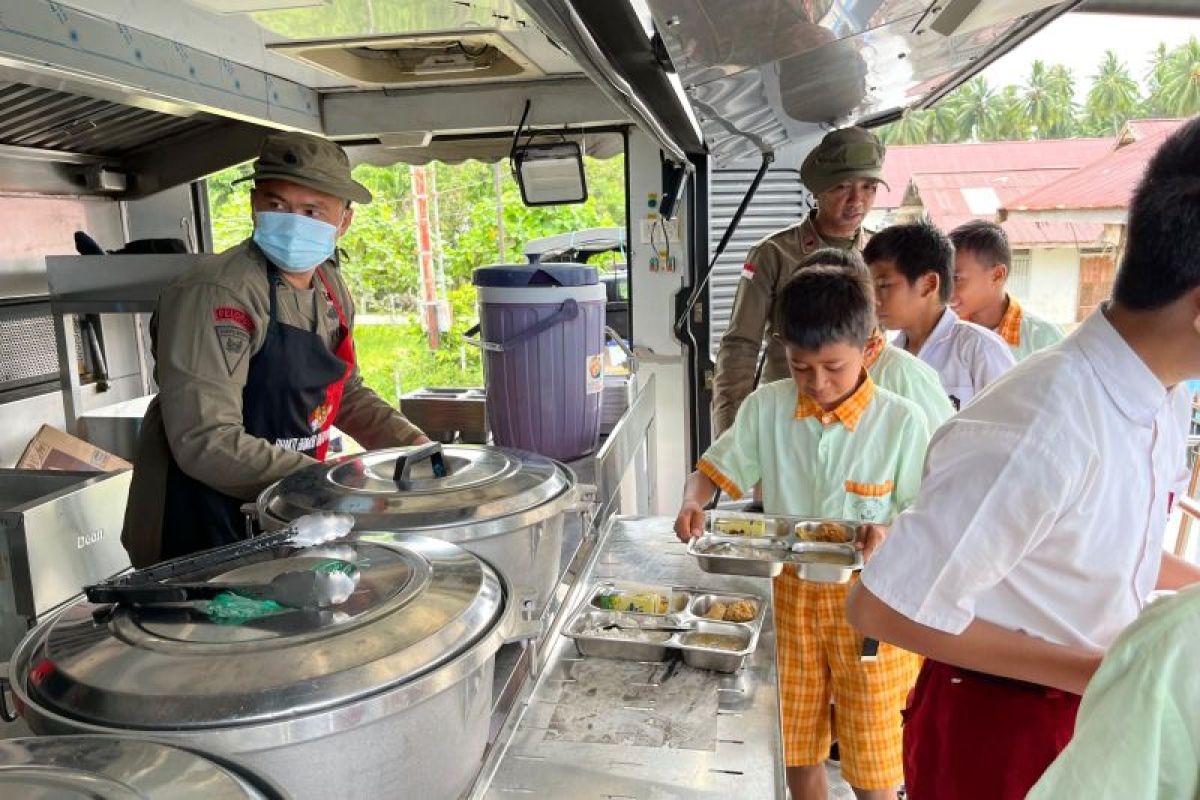 Satgas Madago Raya Polda-Sulteng salurkan paket MBG buat siswa di Poso