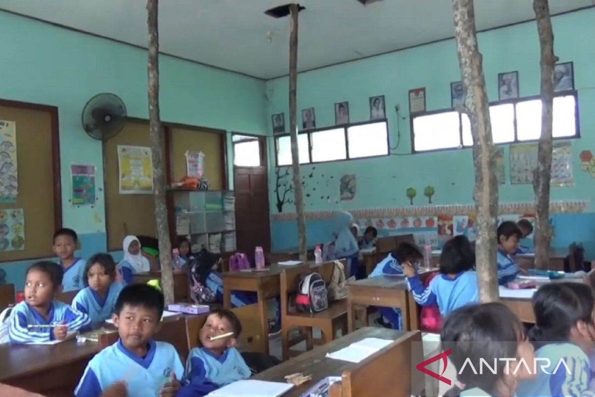 Atap kelas rusak, siswa SDN 3 Grudo Ngawi belajar di perpustakaan