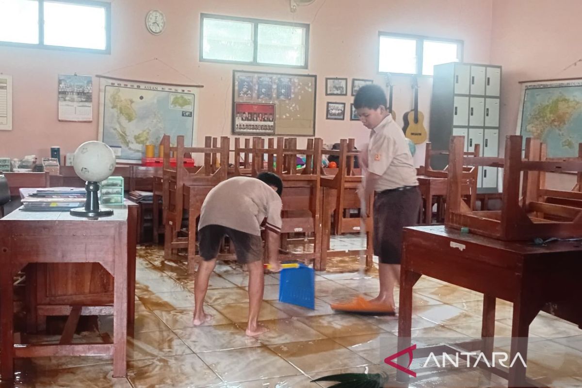 Sekolah terdampak banjir diminta gelar pembelajaran daring