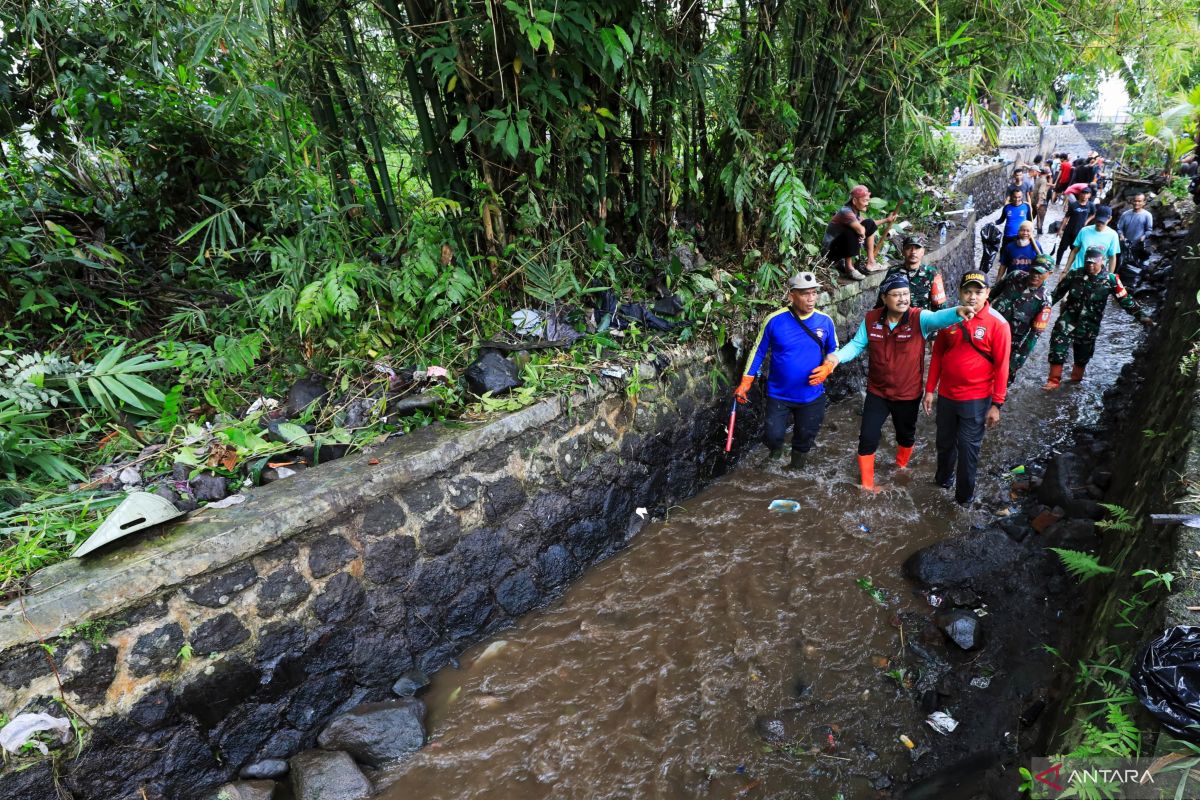 Mensos Gus Ipul bareng Komeng bersih-bersih Kali Cikole Bogor