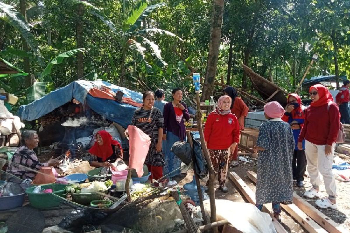 Tagana bantu bangun rumah warga Lebak yang roboh akibat angin kencang