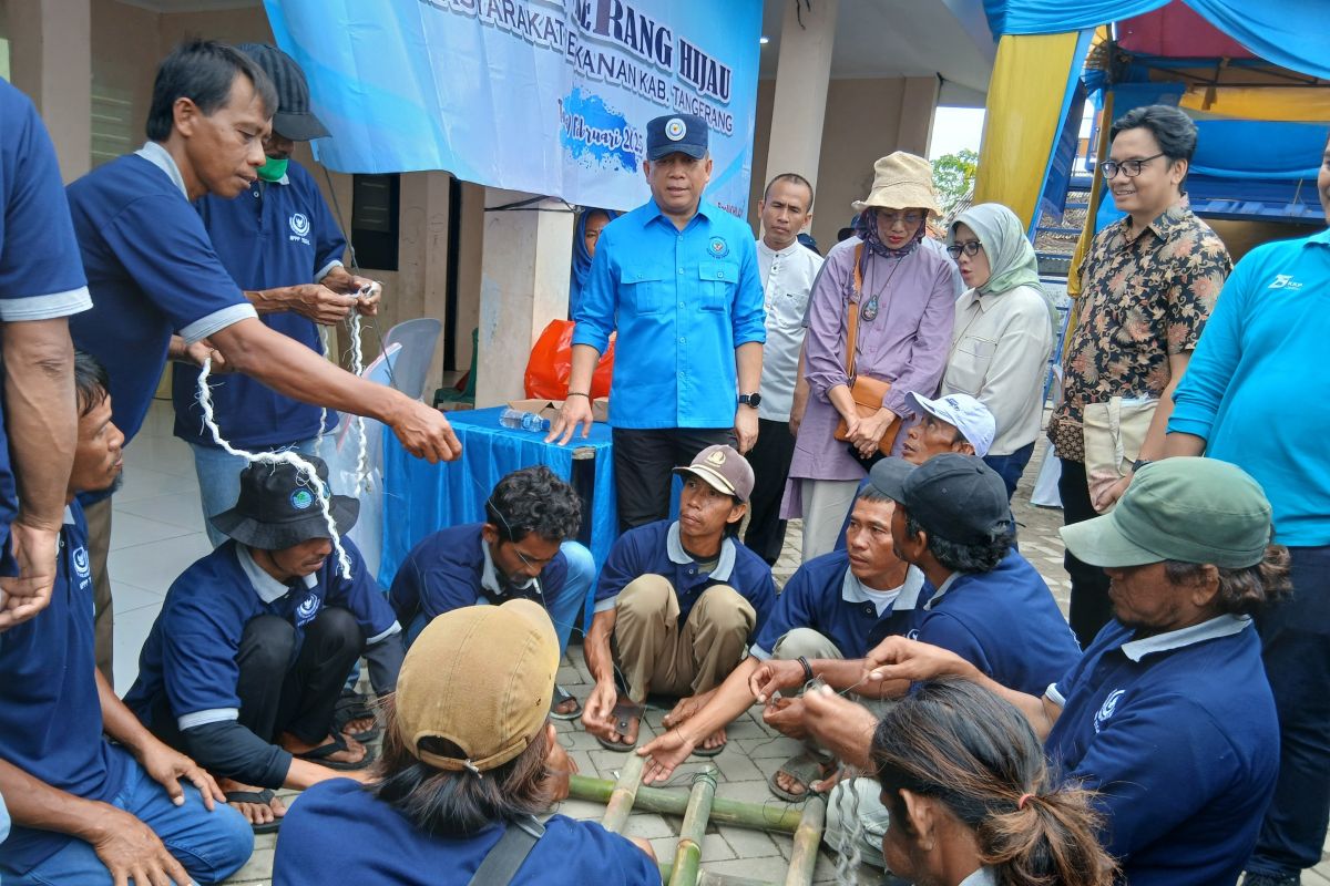 Govt steps in to help Tangerang fishermen hurt by sea fence