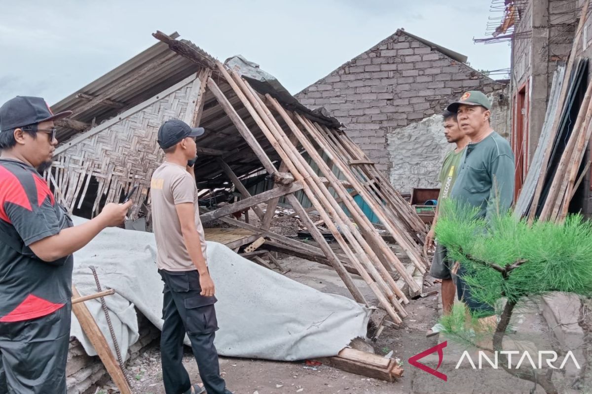 Angin kencang sebabkan kerusakan rumah di sejumlah wilayah Jembrana