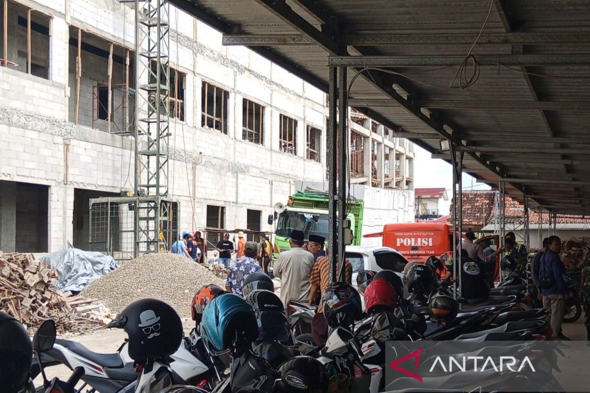 Lift crane proyek di Blora jatuh, empat orang meninggal