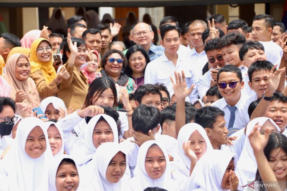 Wamendagri dampingi Wapres tinjau pelaksanaan MBG di Surabaya