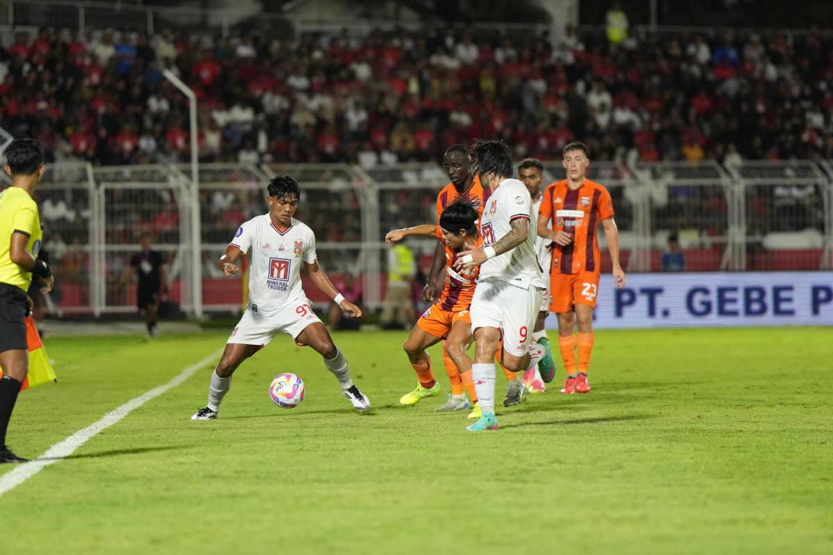 Malut United tembus 10 besar usai bekuk Borneo 3-0 di stadion Gelora Kie Raha