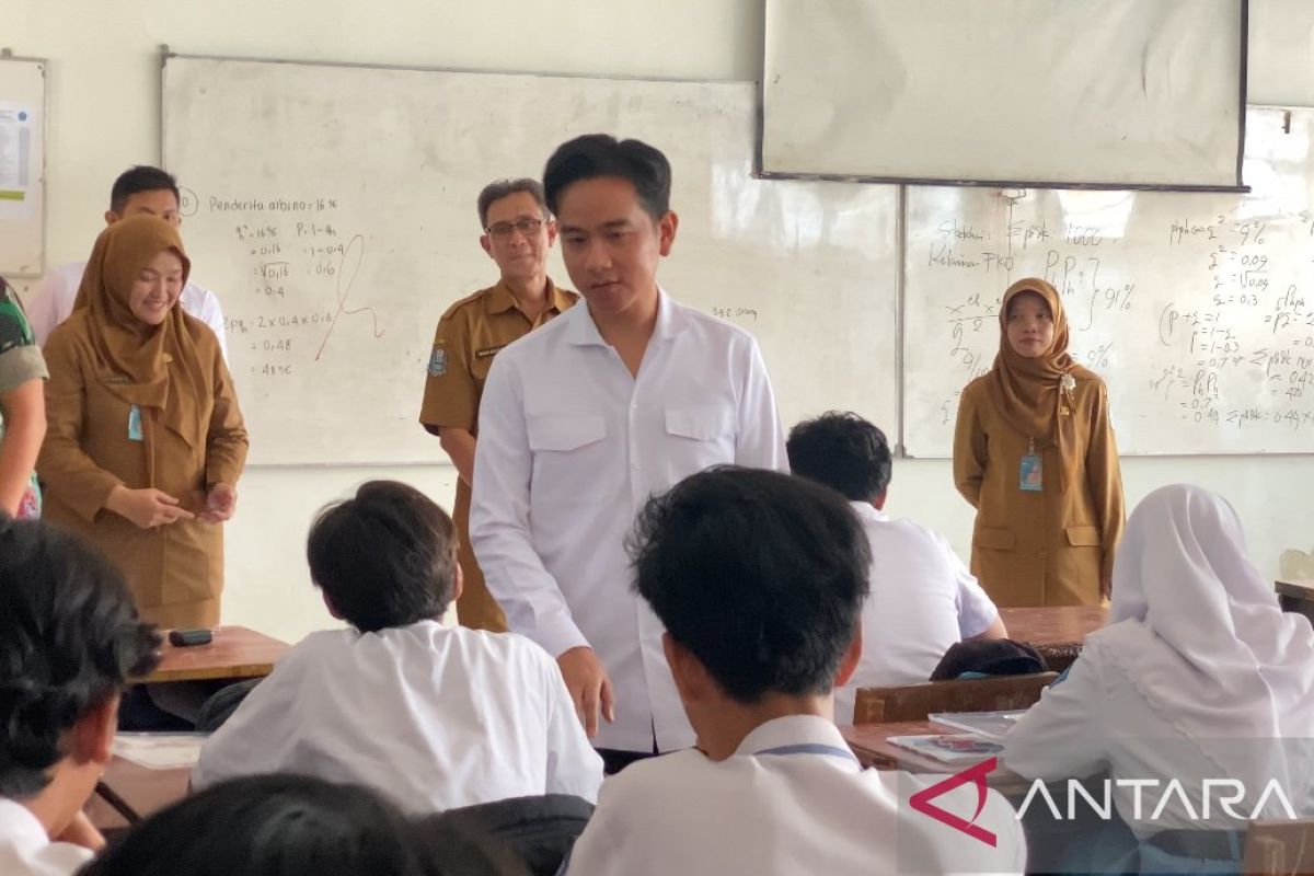 Wapres Gibran meninjau implementasi Program MBG di SMAN 10 Surabaya