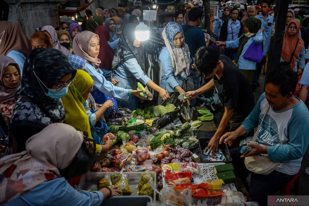 Pekerja kena PHK dapat 60 persen gaji selama 6 bulan