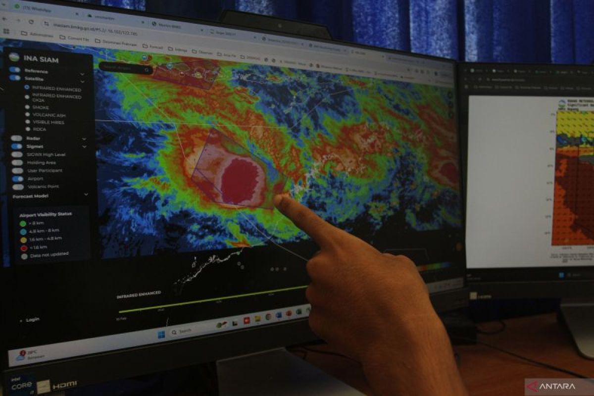 BMKG: Cuaca mayoritas wilayah Indonesia berawan-hujan pada Selasa