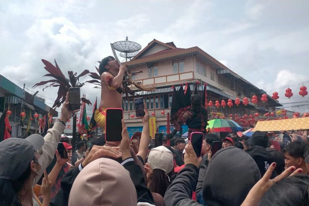 Wisatawan terpukau atraksi Tatung Singkawang ritual cuci jalan