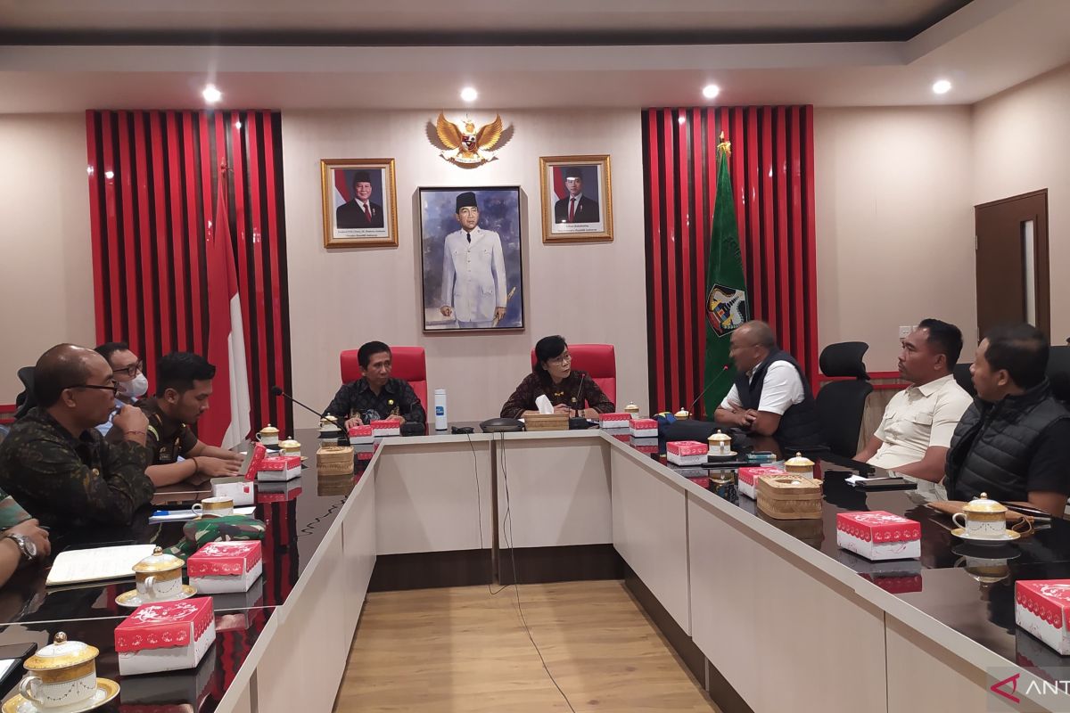 Sekda Bangli pimpin rapat untuk kesediaan LPG 3 kg