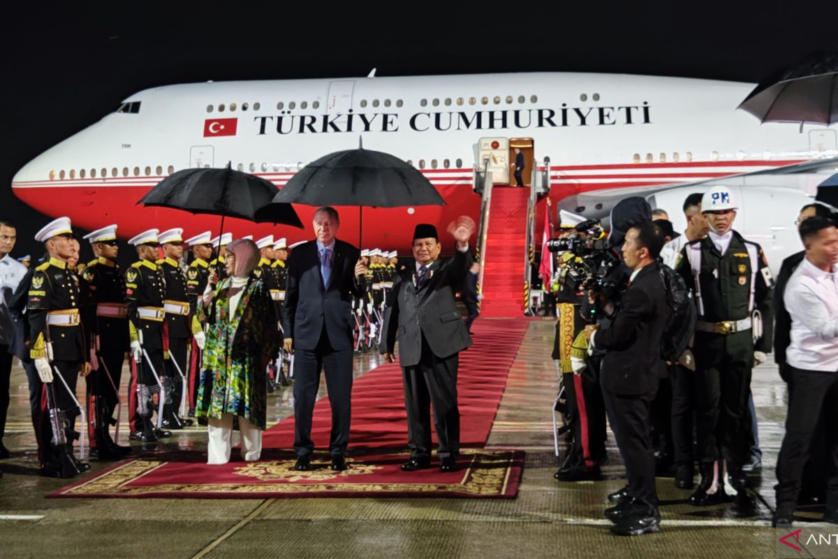 Prabowo, Turkiye's Erdogan share umbrella in Jakarta rain