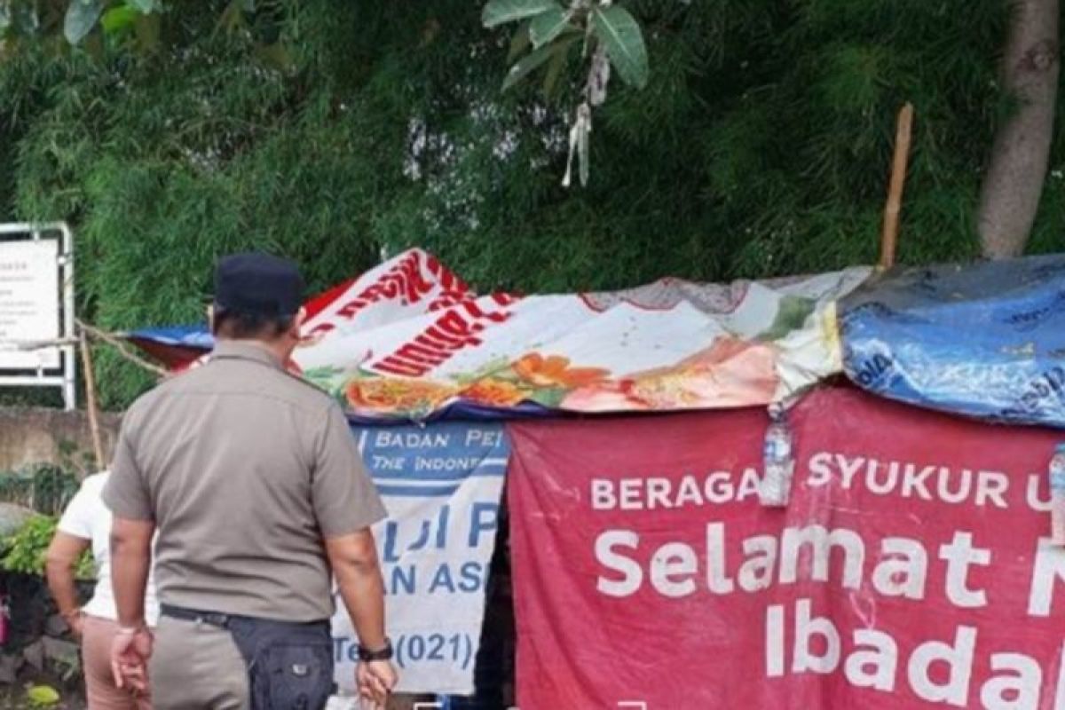 Satpol PP tertibkan lapak liar di sekitar area kolong Tol Angke Jakbar