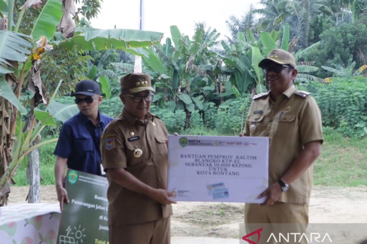 Pj Gubernur serahkan bantuan pelayanan publik  untuk masyarakat Bontang