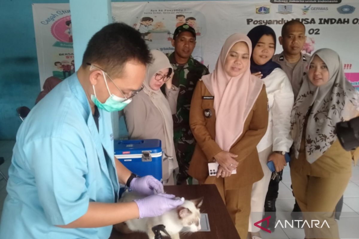 Jaktim vaksinasi 48 hewan penular rabies di kawasan Setu