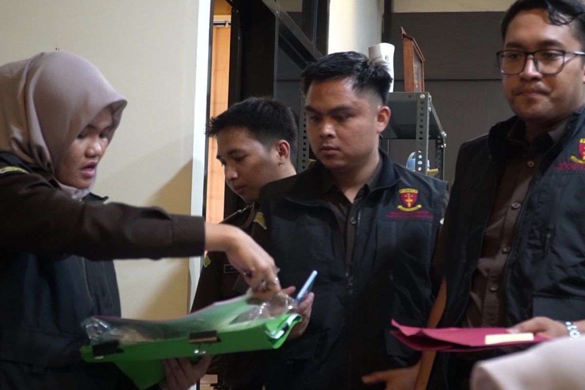 Kejari teliti dokumen hasil penggeledahan di DPMPD Tangerang