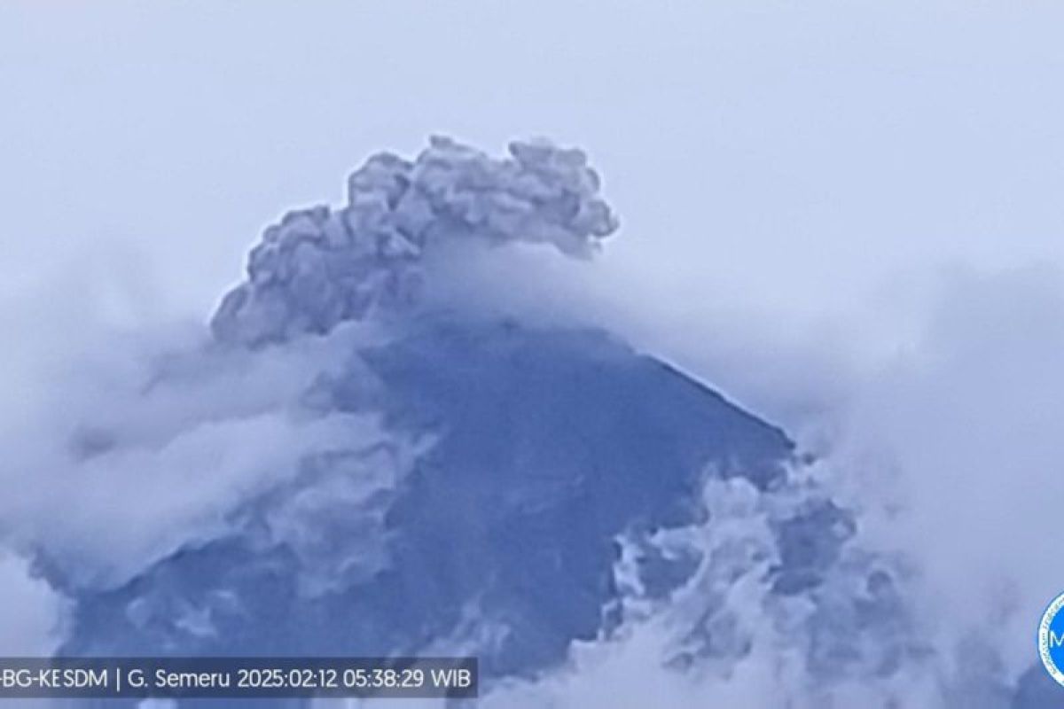 Gunung Semeru beberapa kali erupsi pada Rabu pagi