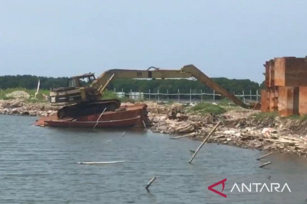 Pembongkaran pagar laut Bekasi dihentikan sementara