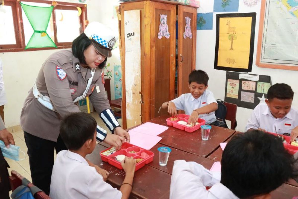 Polres Parigi Moutong salurkan sebanyak 130 paket MBG kepada siswa SD