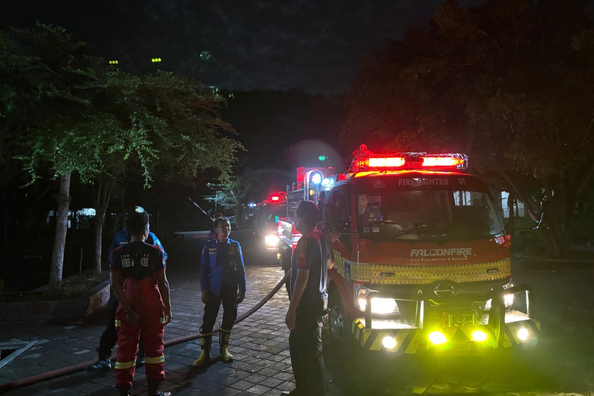 Kubah Masjid Agung di Lombok terbakar