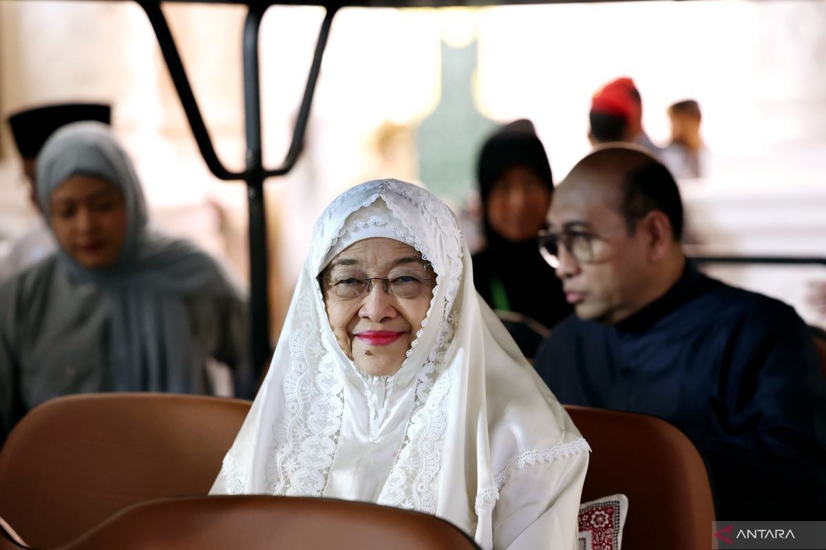 Megawati Soekarnoputri doakan bangsa di Raudhah-Masjid Nabawi saat ziarah makam Nabi