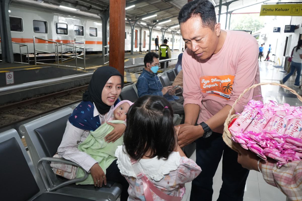 KAI Daop Jember bagikan coklat dan bunga saat Hari Kasih Sayang 