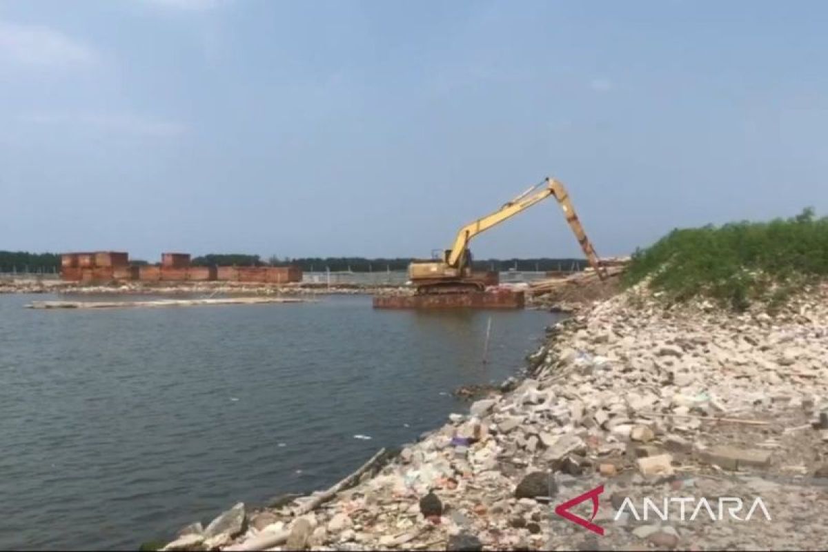 Pagar laut Paljaya Bekasi kembali dibongkar sehari terhenti