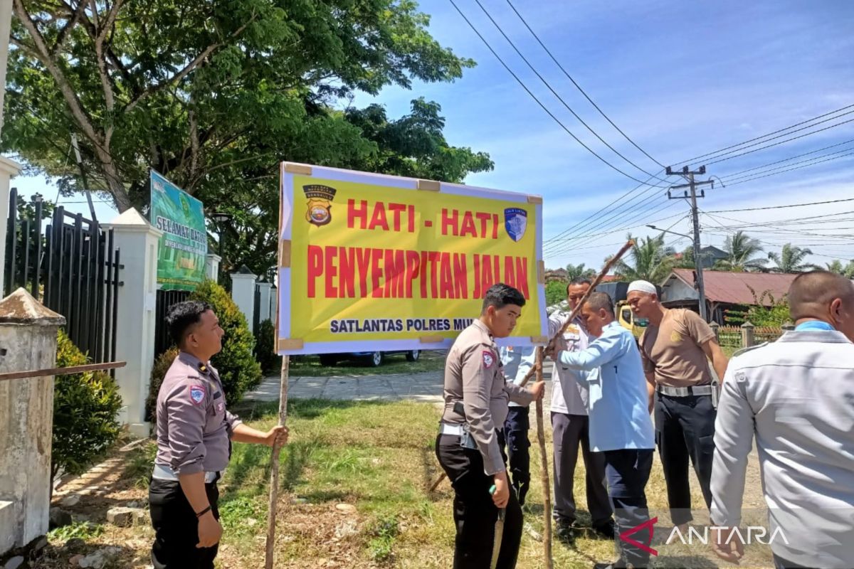 Polres Mukomuko pasang rambu di jalan rawan kecelakaan