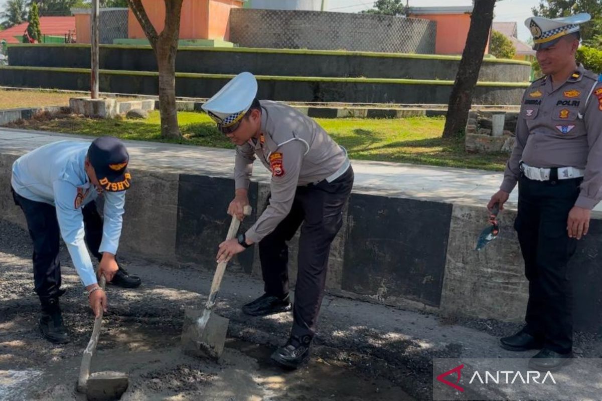 Polres Mukomuko alihkan arus lalu lintas karena perbaikan jalan