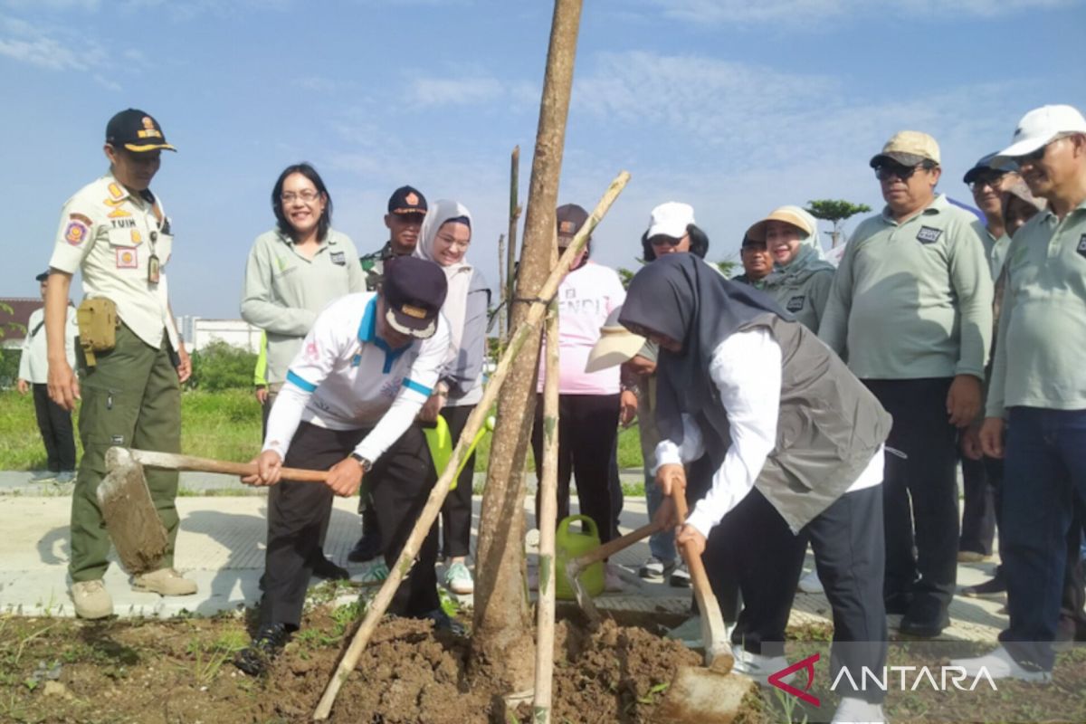 Jaktim tanam 100 pohon tabebuya pink di TPU Cipayung