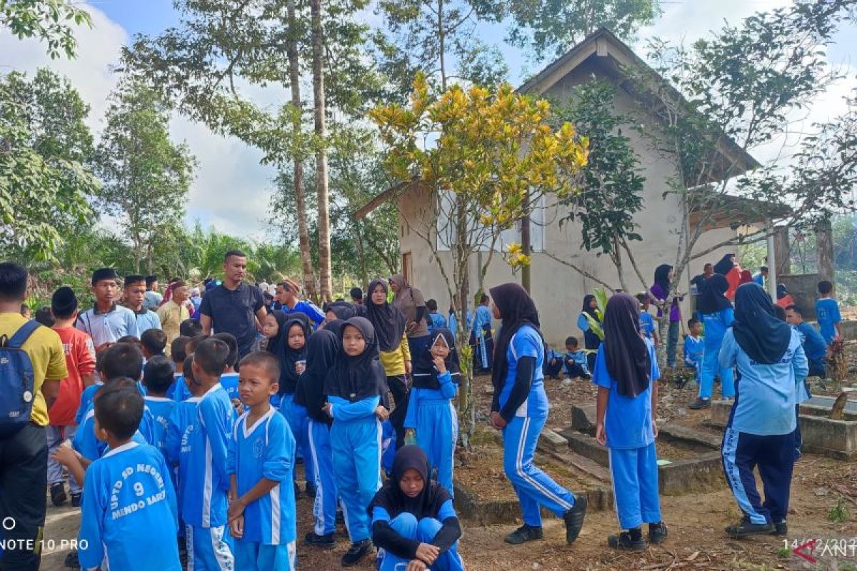 Sambut Nisfu Sya'ban, MTsN 2 Bangka bantu warga bersihkan TPU Zed