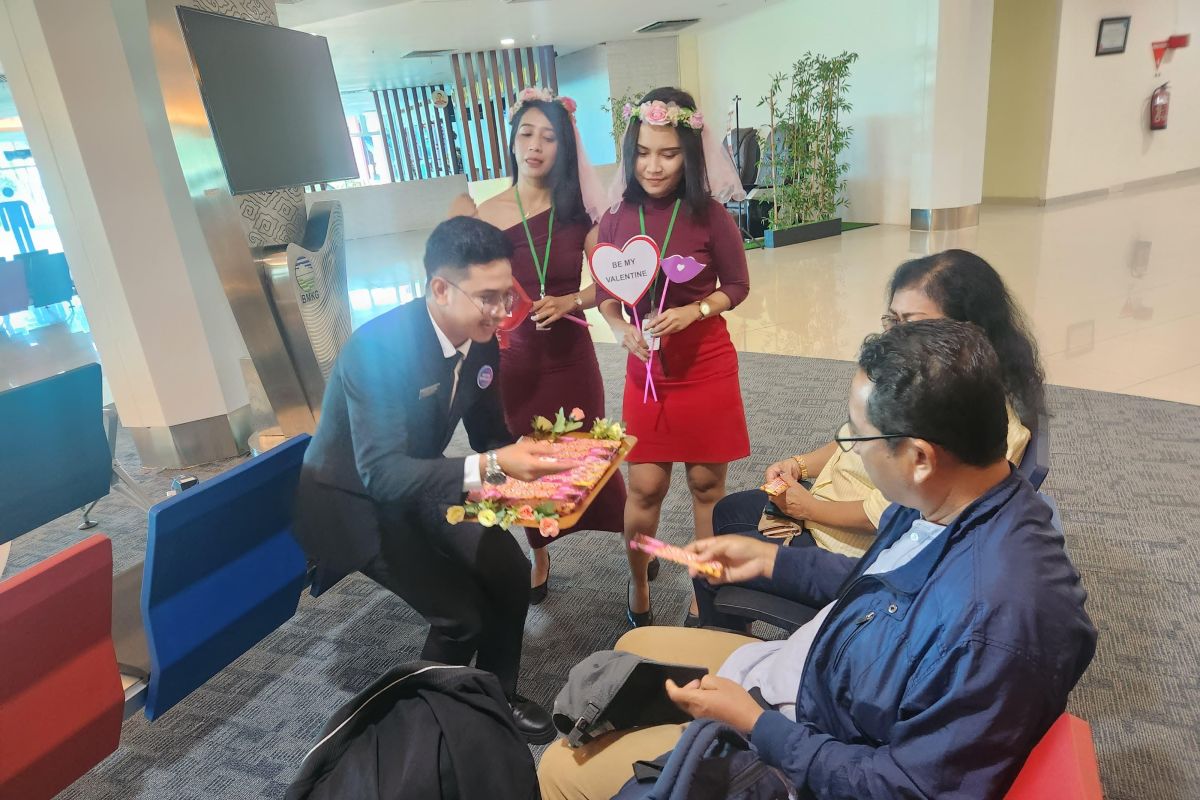 Manajemen Bandara Pattimura Ambon bagikan cokelat meriahkan Hari Kasih Sayang