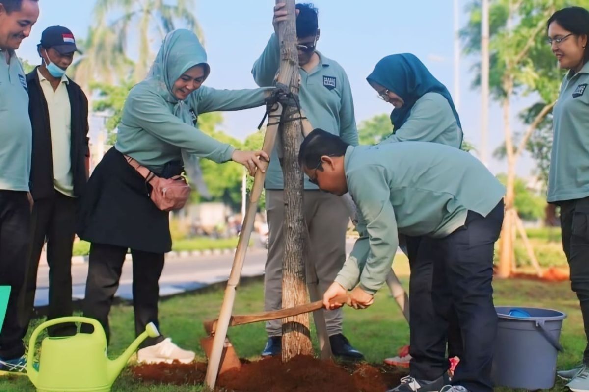 Pemkot Jaktim tanam 100 pohon tabebuya pink di TPU Cipayung